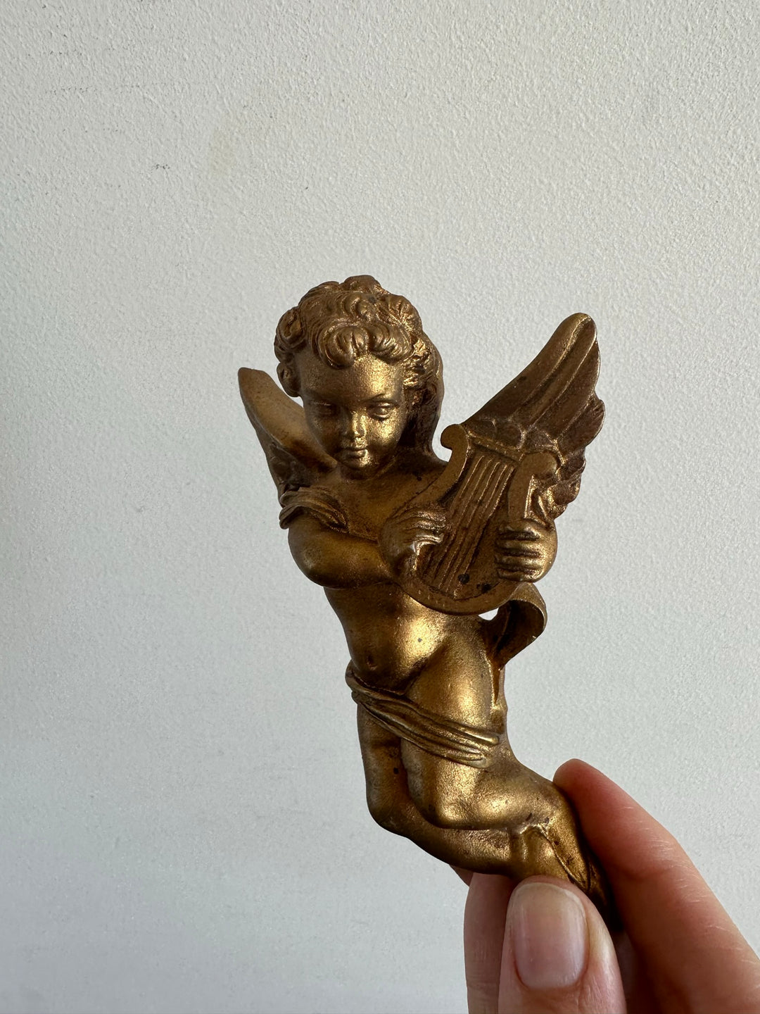 Angelot musicien lyre en plâtre doré