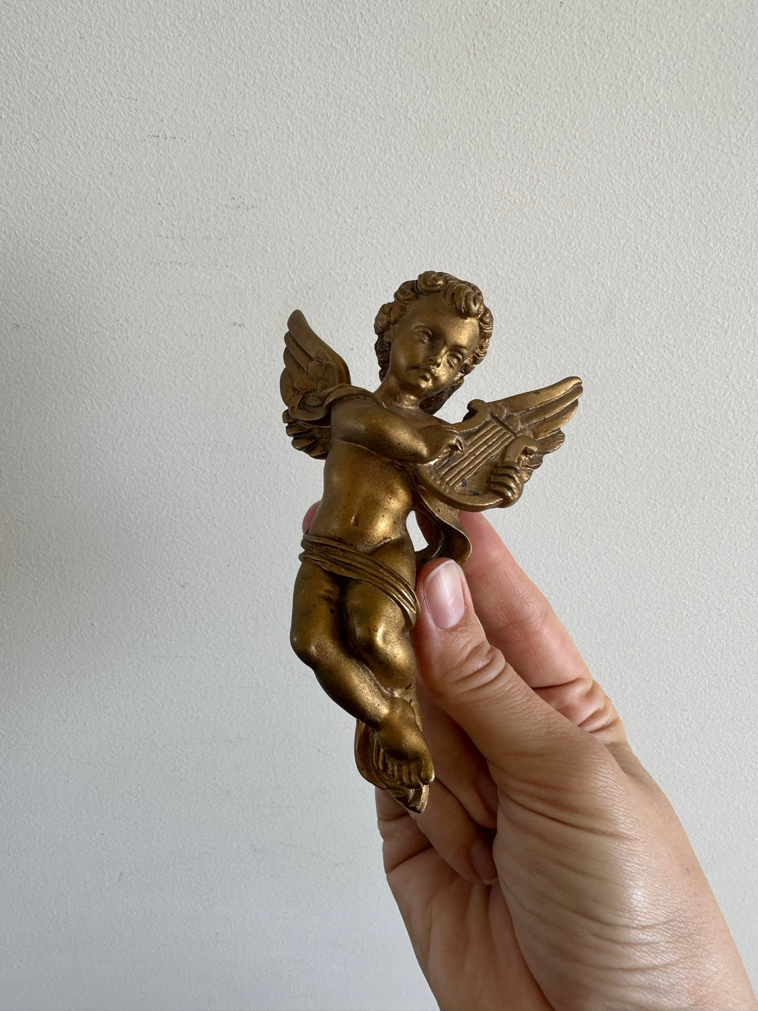 Angelot musicien lyre en plâtre doré