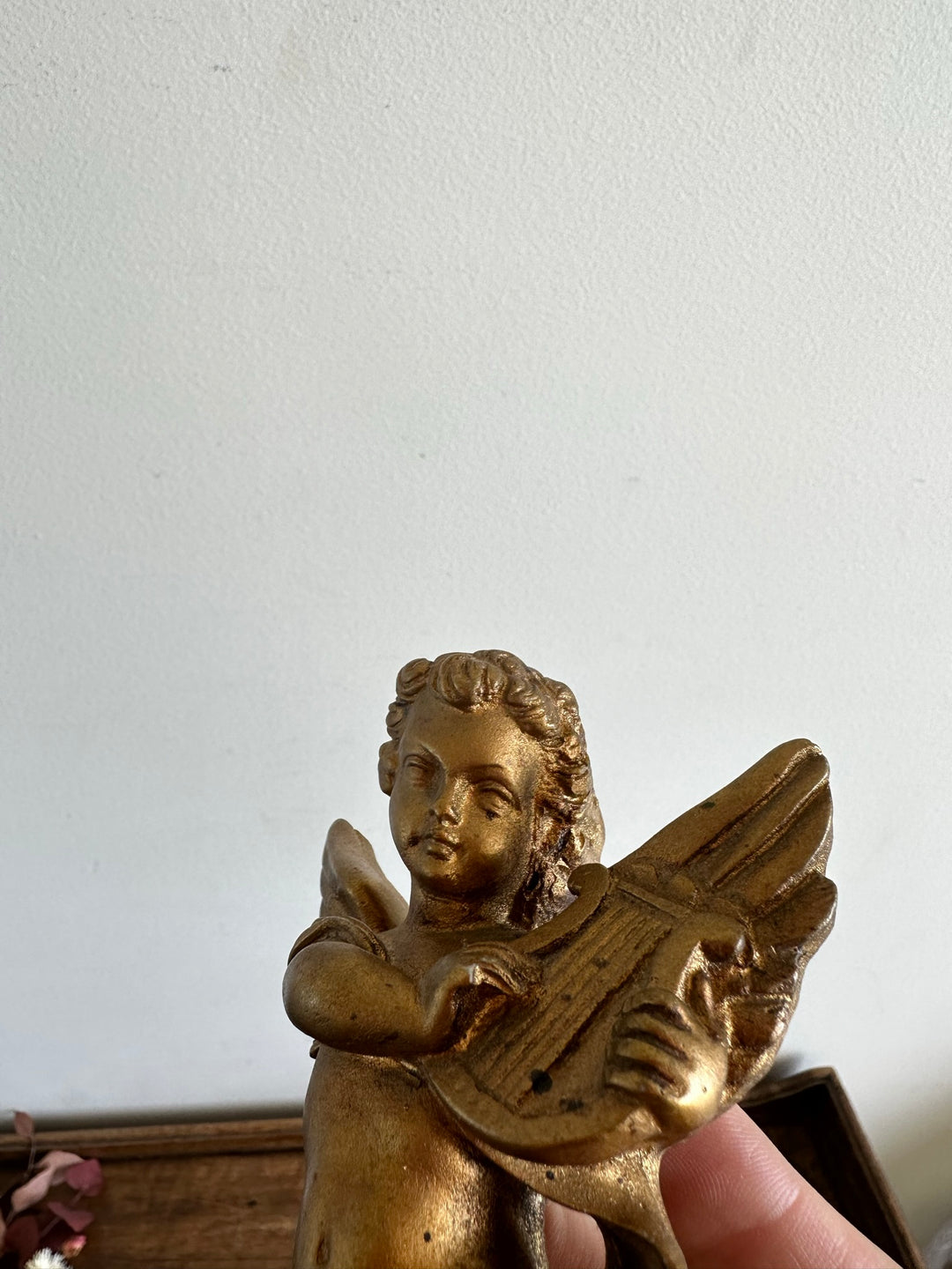 Angelot musicien lyre en plâtre doré