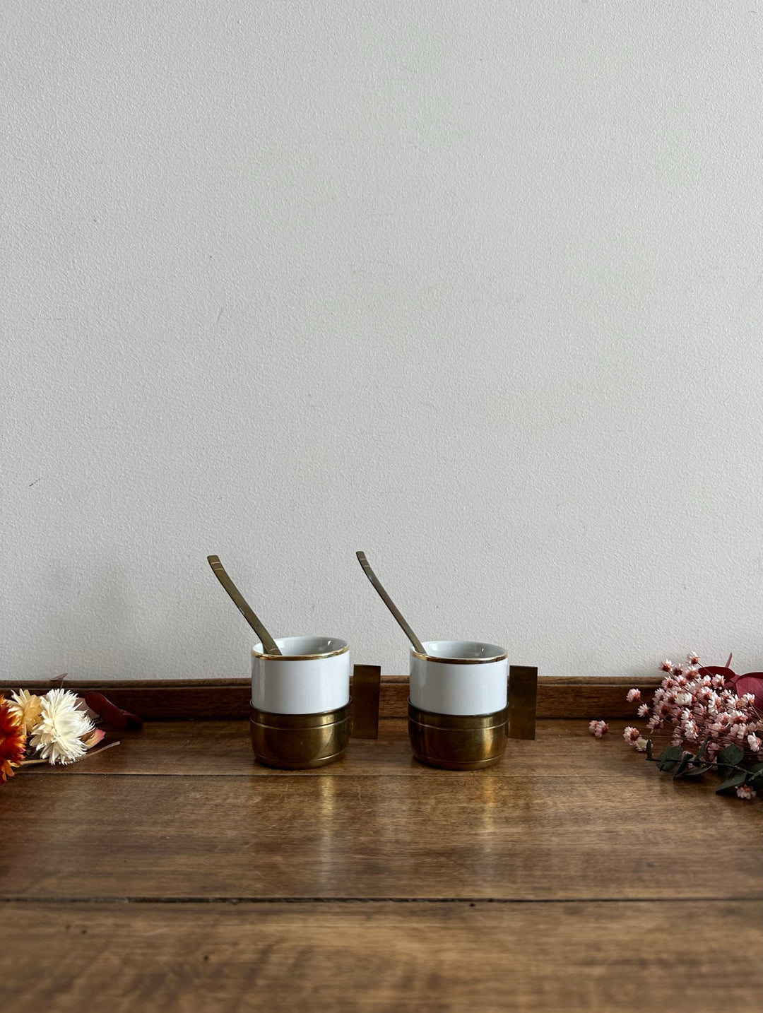 Tasses à café en laiton et porcelaine