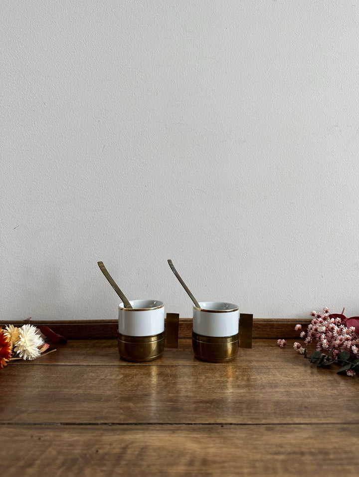 Tasses à café en laiton et porcelaine