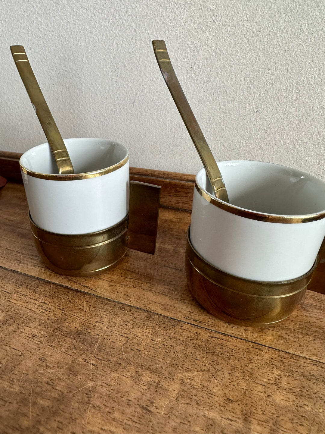 Tasses à café en laiton et porcelaine