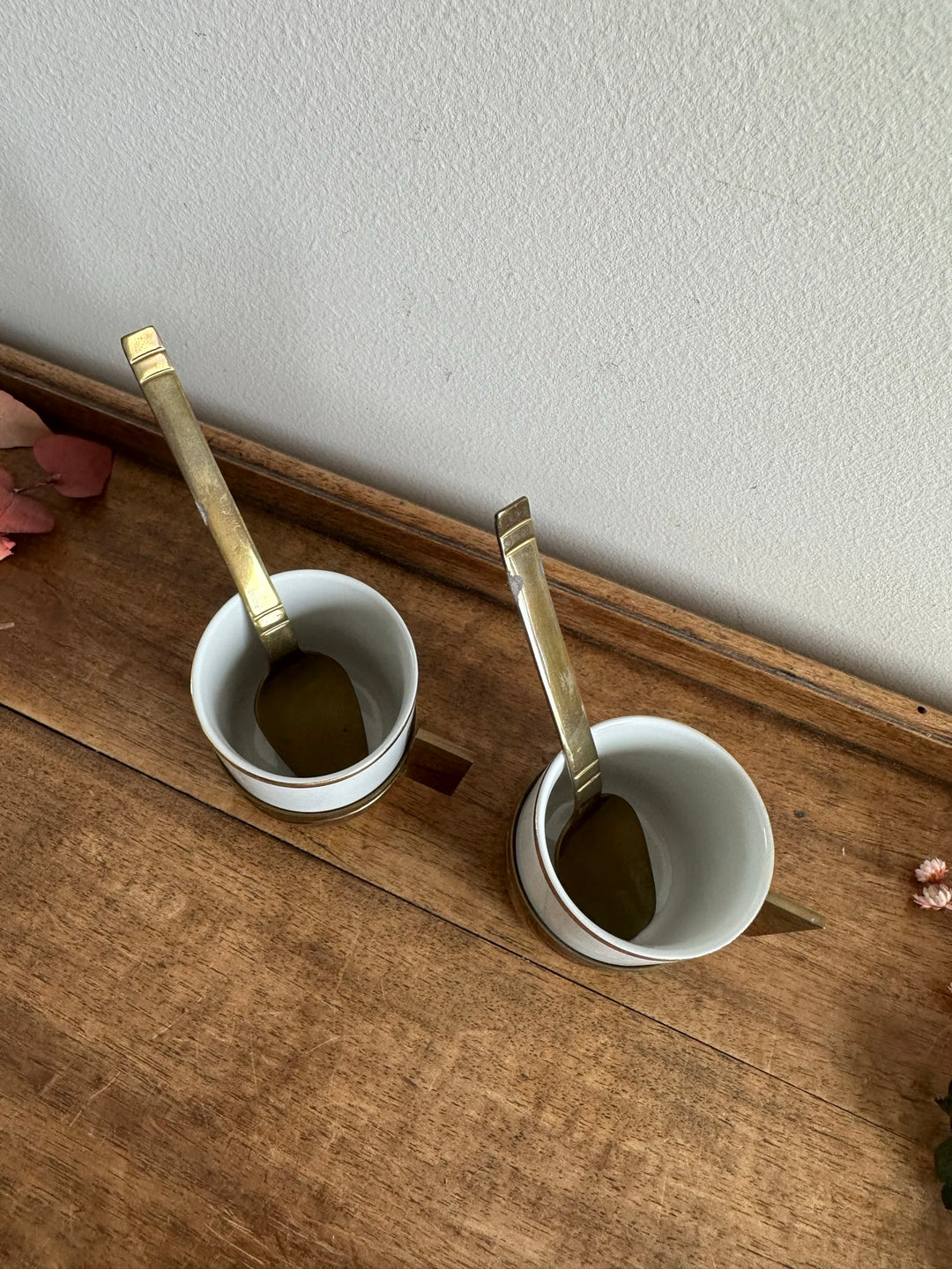 Tasses à café en laiton et porcelaine