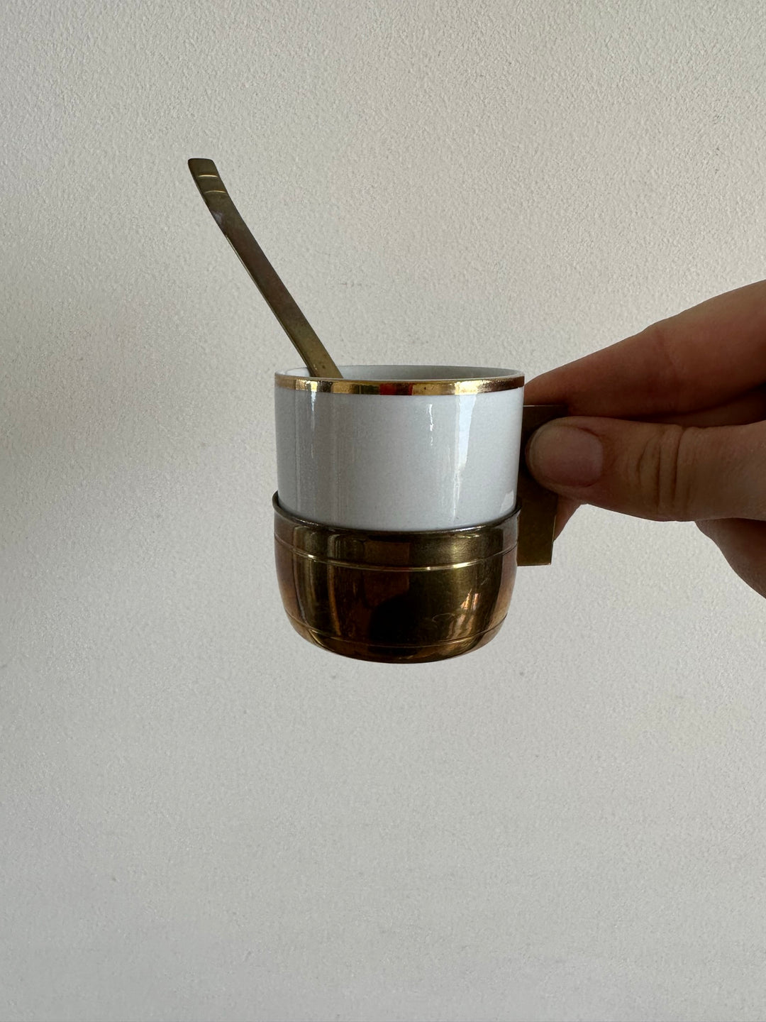 Tasses à café en laiton et porcelaine