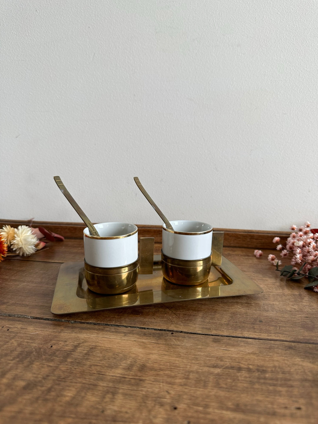 Tasses à café en laiton et porcelaine