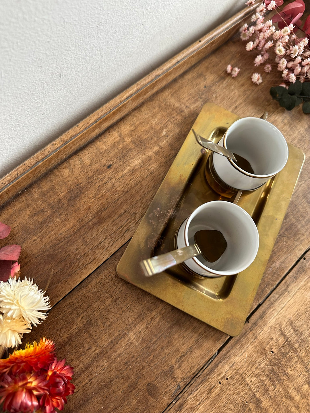 Tasses à café en laiton et porcelaine