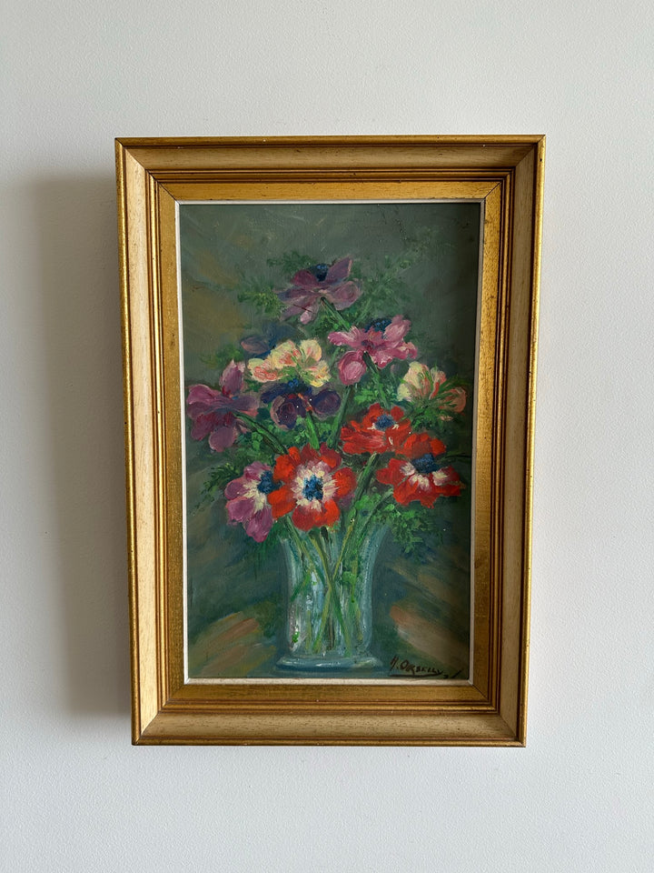 Bouquet de fleurs rouges violettes et rose pâle dans un vase cadre profond