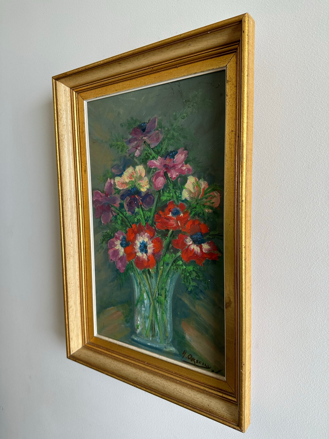 Bouquet de fleurs rouges violettes et rose pâle dans un vase cadre profond