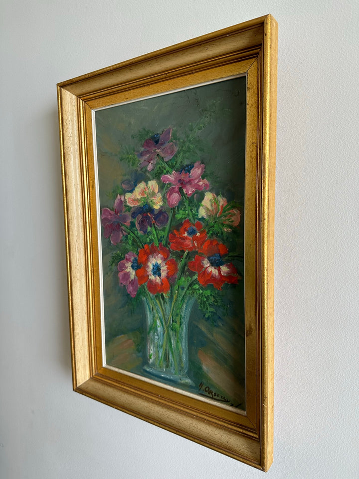 Bouquet de fleurs rouges violettes et rose pâle dans un vase cadre profond