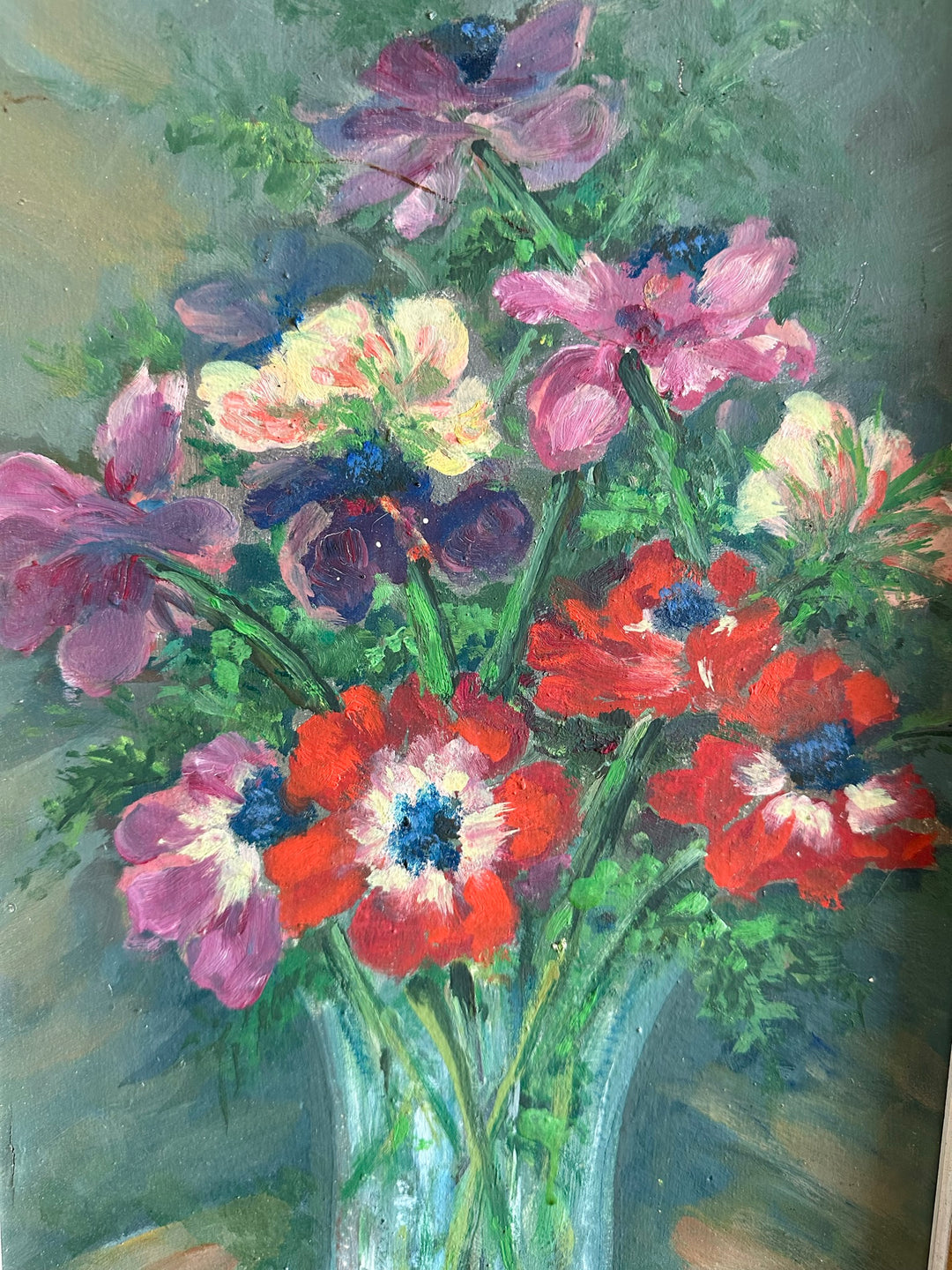 Bouquet de fleurs rouges violettes et rose pâle dans un vase cadre profond