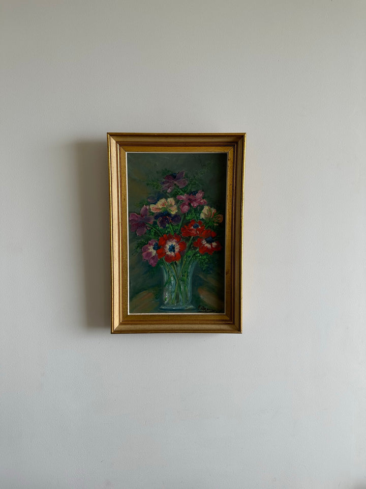 Bouquet de fleurs rouges violettes et rose pâle dans un vase cadre profond