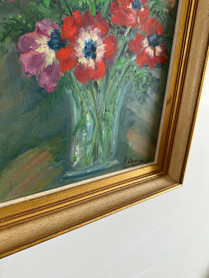 Bouquet de fleurs rouges violettes et rose pâle dans un vase cadre profond