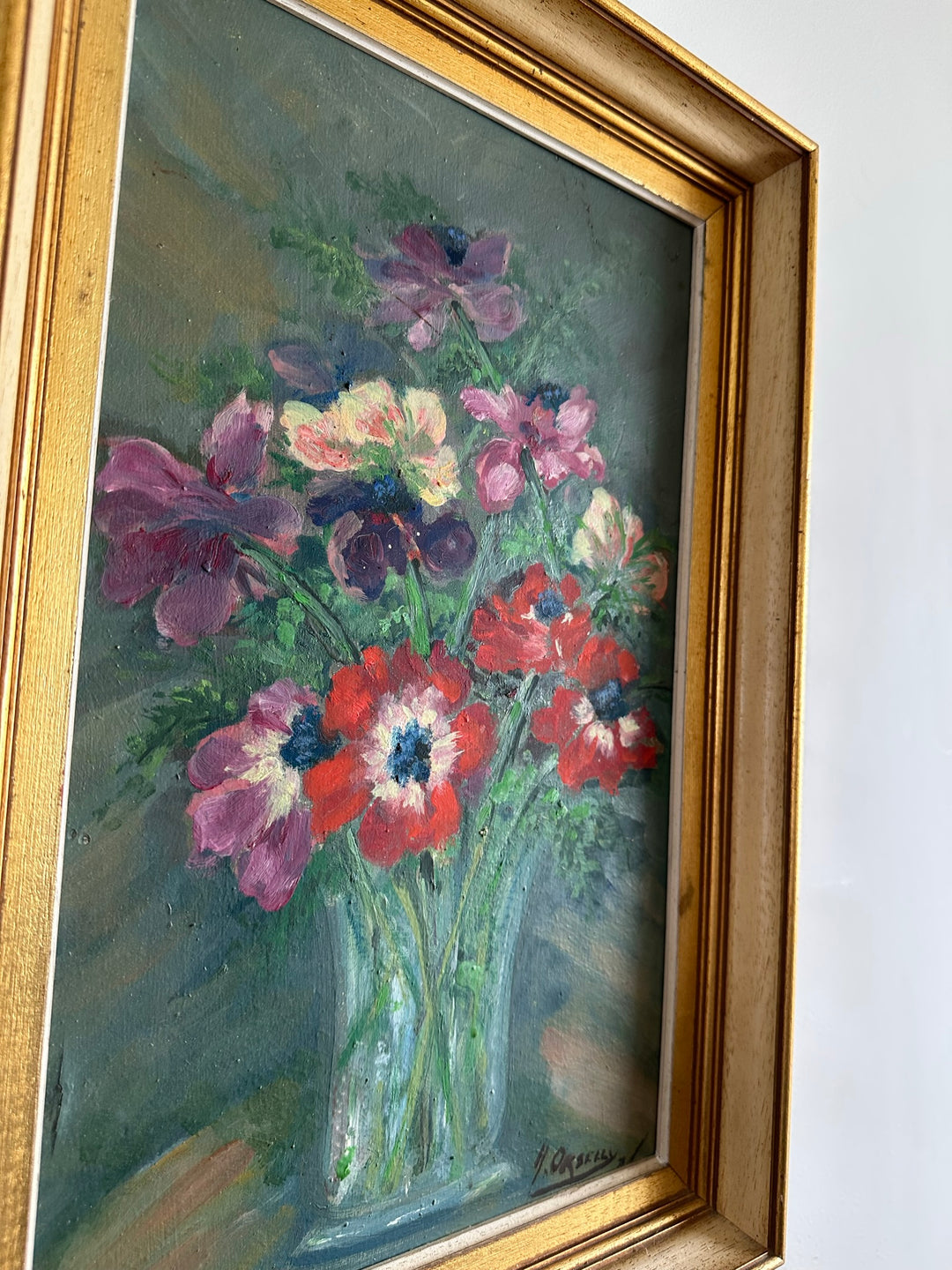 Bouquet de fleurs rouges violettes et rose pâle dans un vase cadre profond