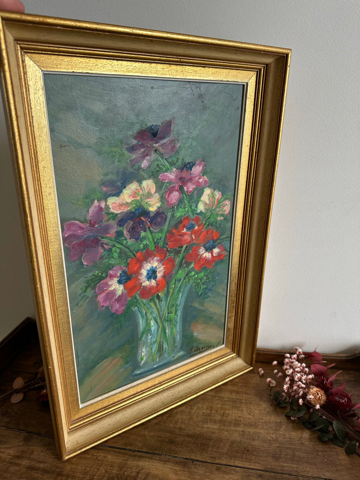 Bouquet de fleurs rouges violettes et rose pâle dans un vase cadre profond