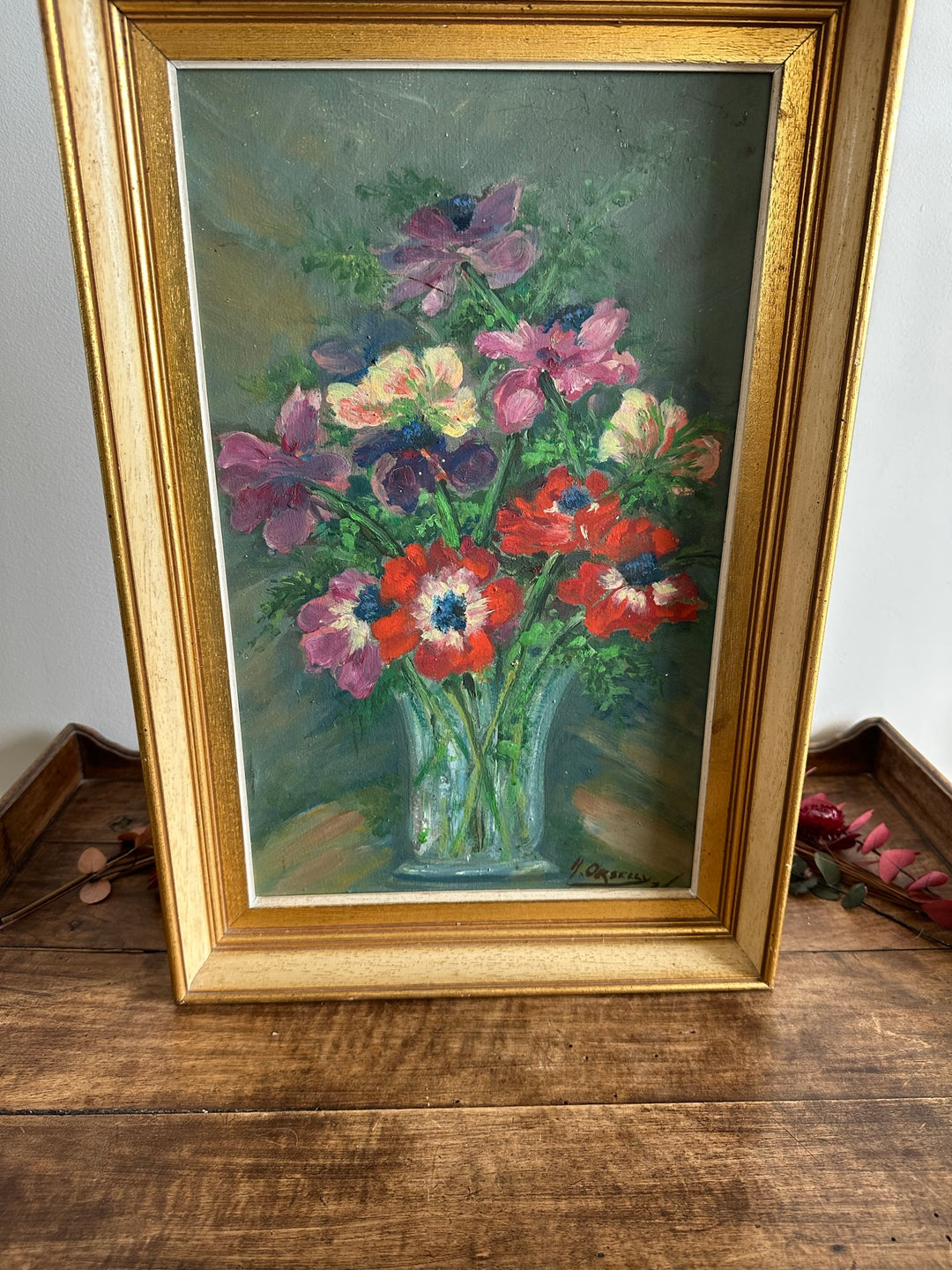 Bouquet de fleurs rouges violettes et rose pâle dans un vase cadre profond