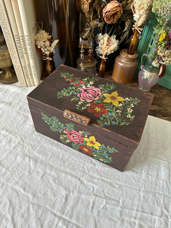 Boite en bois marron foncé peinte à la main décorée de fleurs