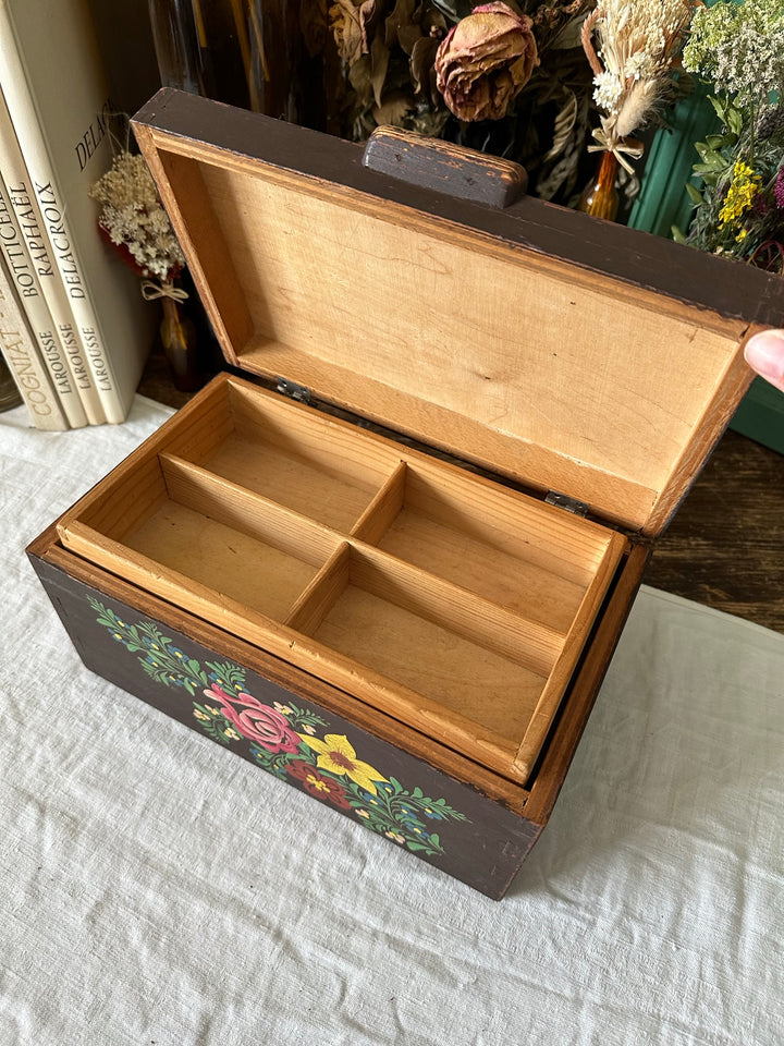 Boite en bois marron foncé peinte à la main décorée de fleurs