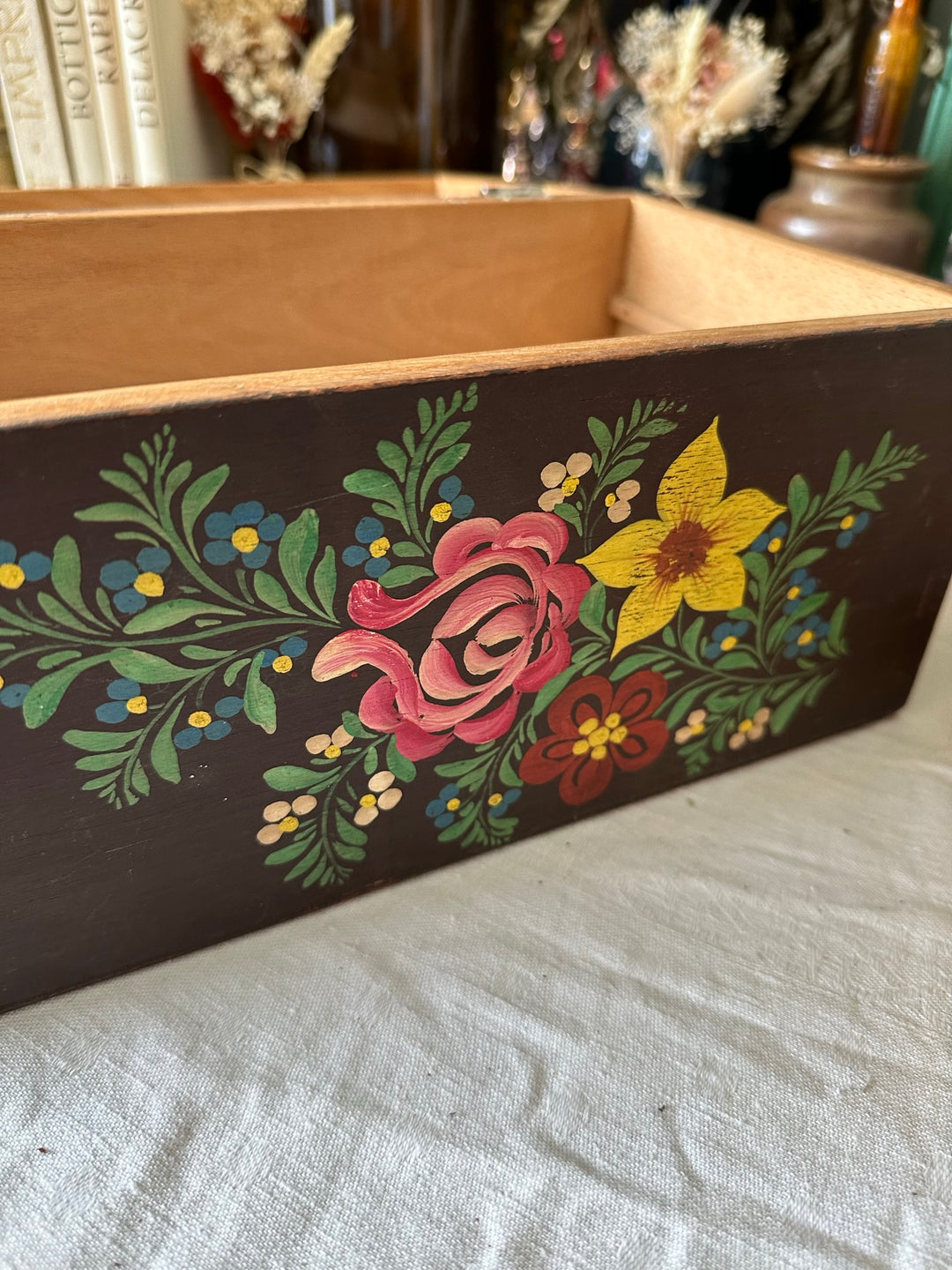 Boite en bois marron foncé peinte à la main décorée de fleurs
