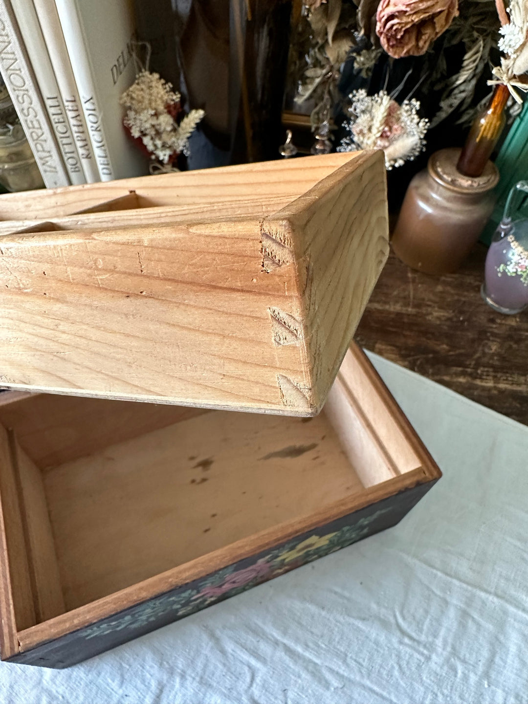 Boite en bois marron foncé peinte à la main décorée de fleurs
