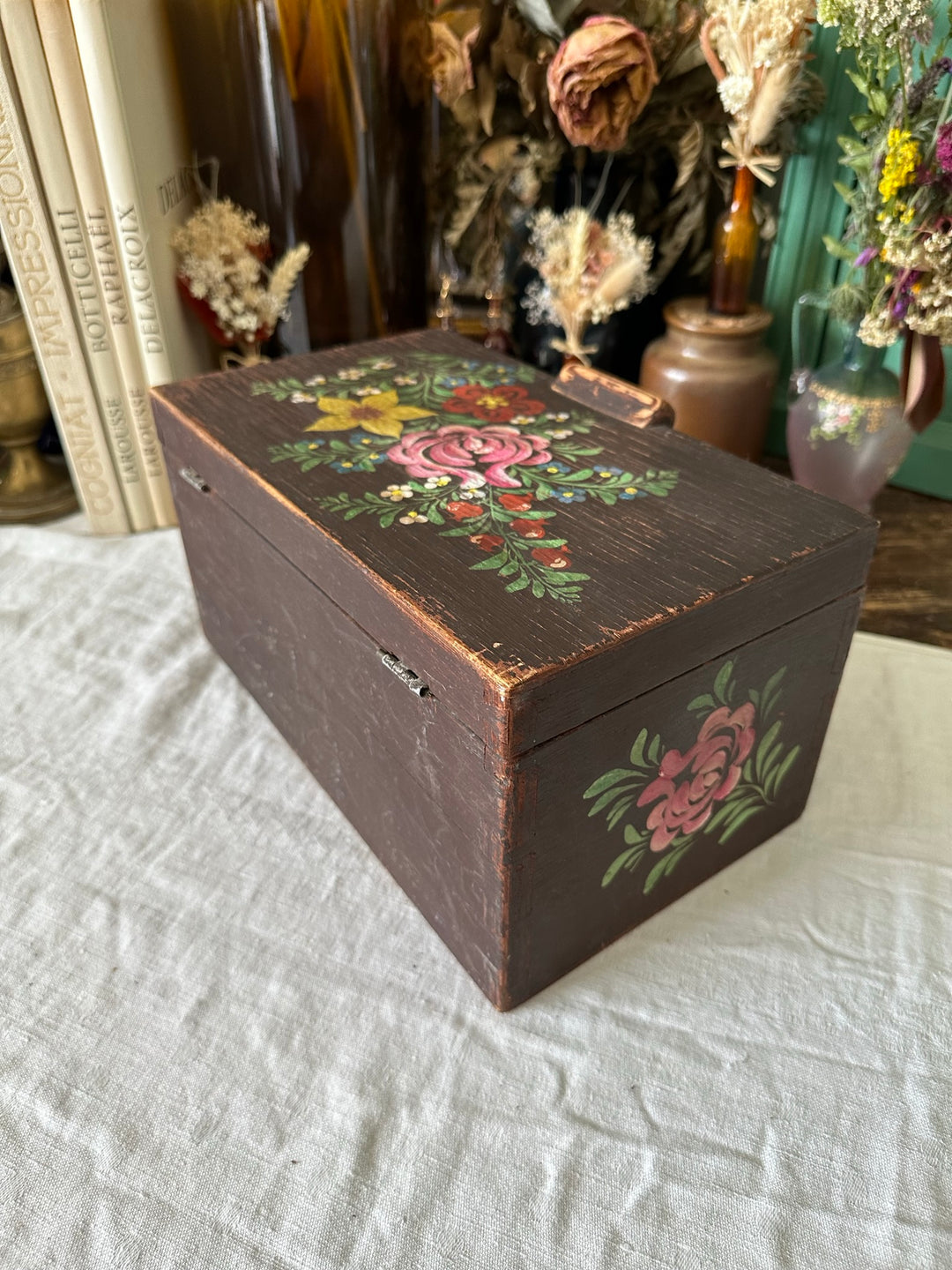 Boite en bois marron foncé peinte à la main décorée de fleurs