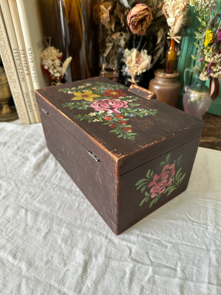 Boite en bois marron foncé peinte à la main décorée de fleurs