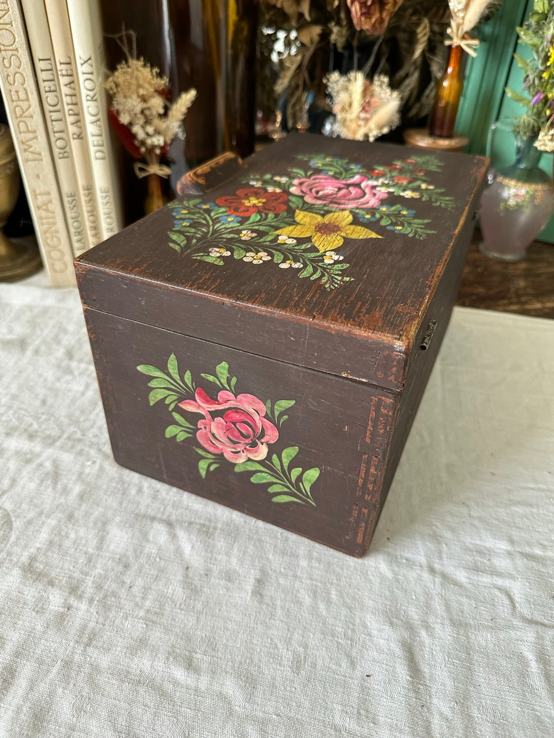 Boite en bois marron foncé peinte à la main décorée de fleurs