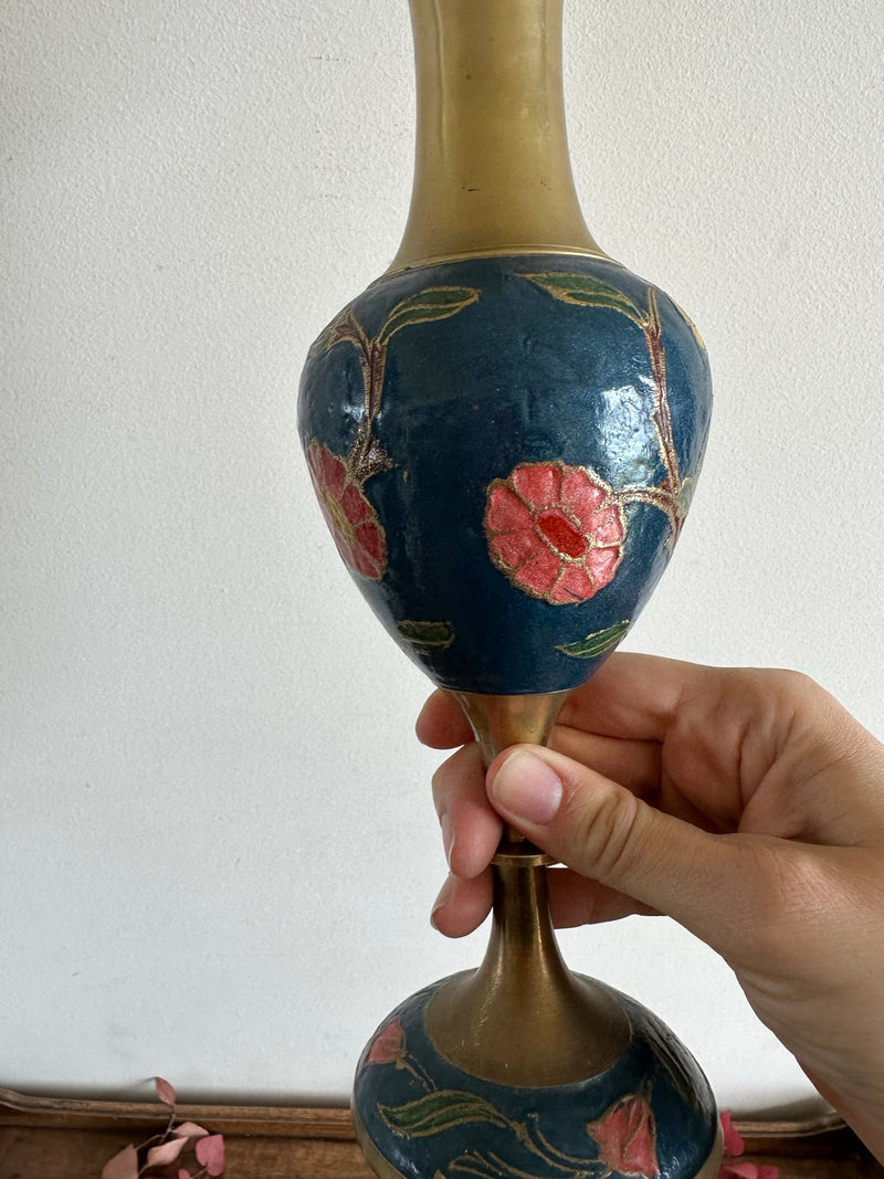 Vase en laiton émaillé bleu rose et vert