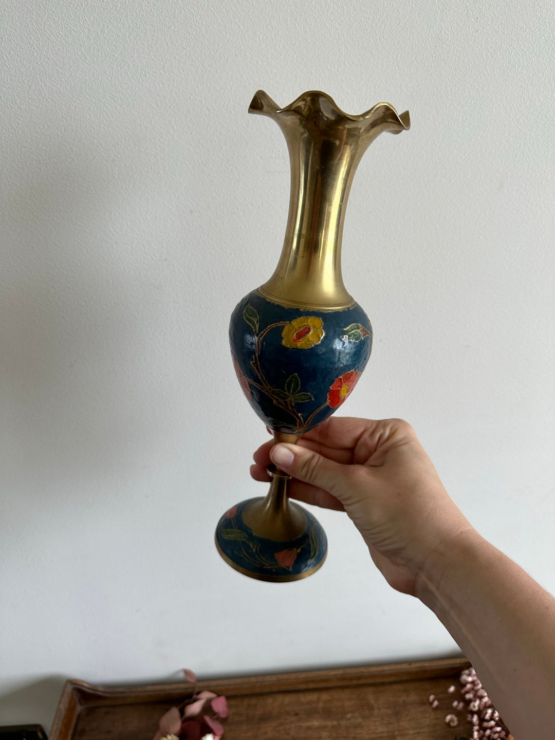 Vase en laiton émaillé bleu rose et vert