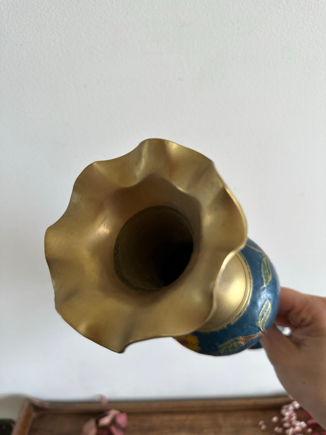Vase en laiton émaillé bleu rose et vert