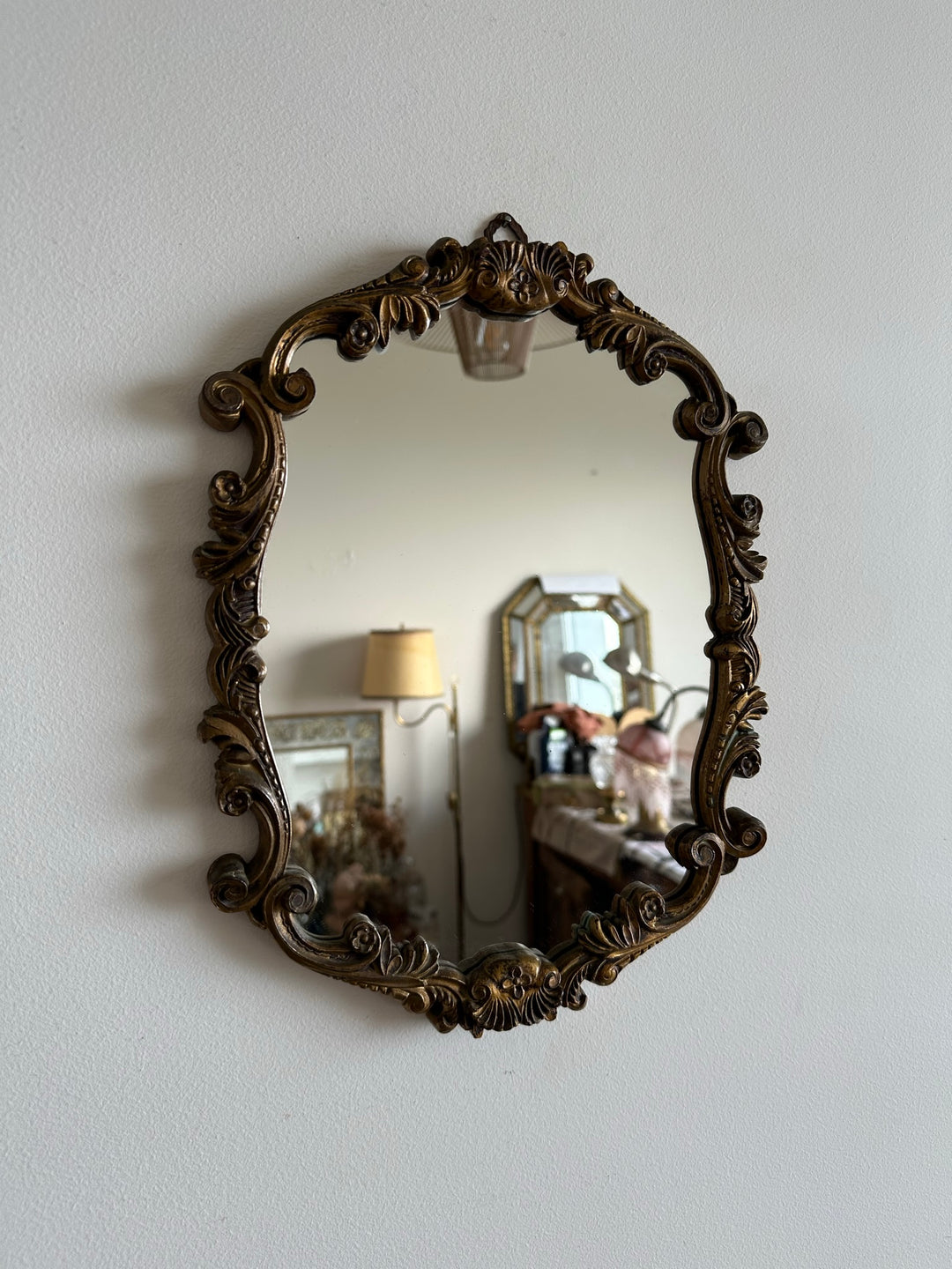 Miroir en bois et plastique doré moulures rocailles
