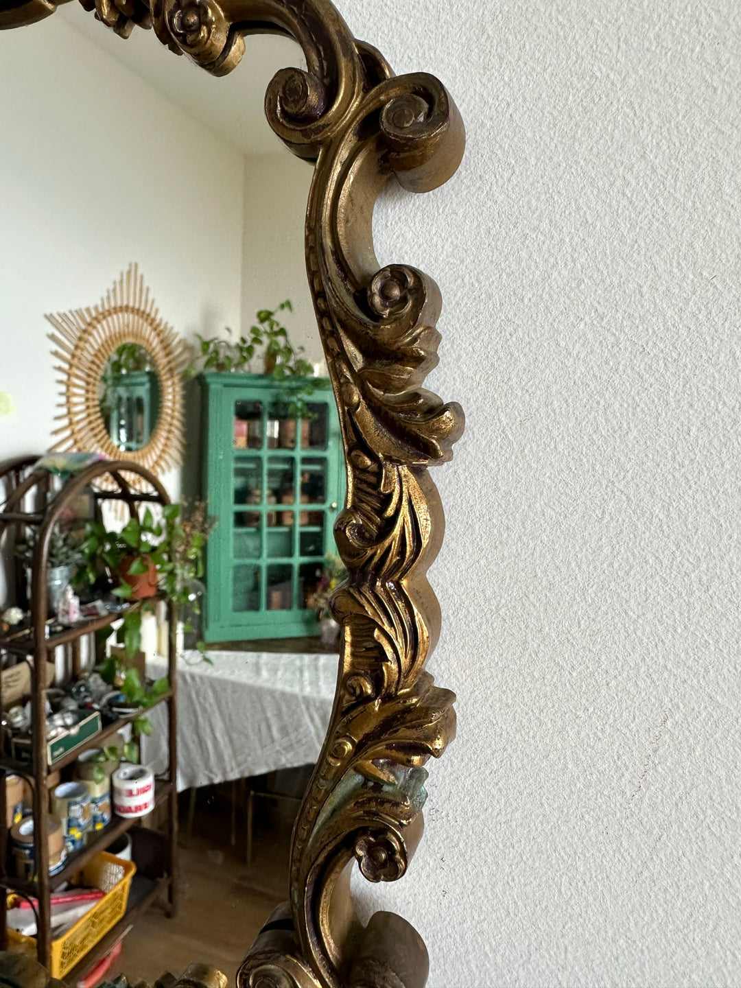 Miroir en bois et plastique doré moulures rocailles