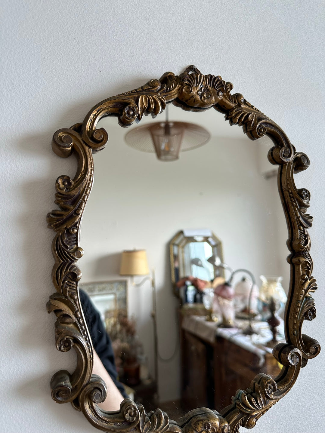 Miroir en bois et plastique doré moulures rocailles