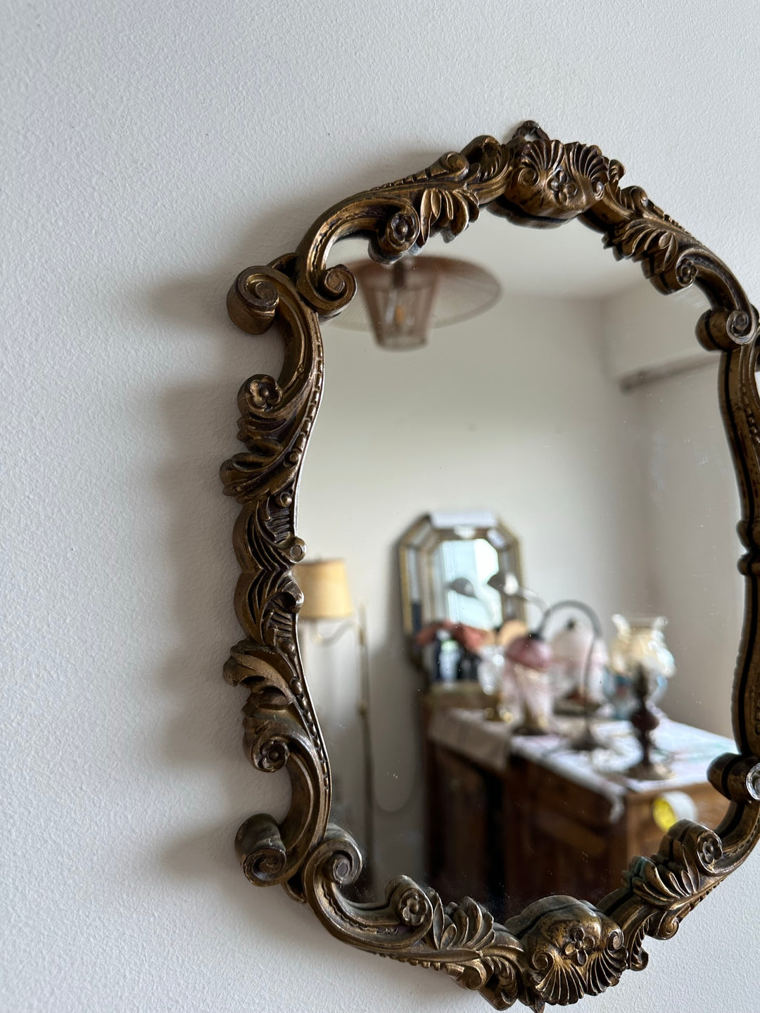 Miroir en bois et plastique doré moulures rocailles