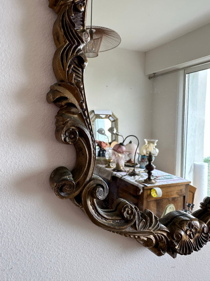 Miroir en bois et plastique doré moulures rocailles