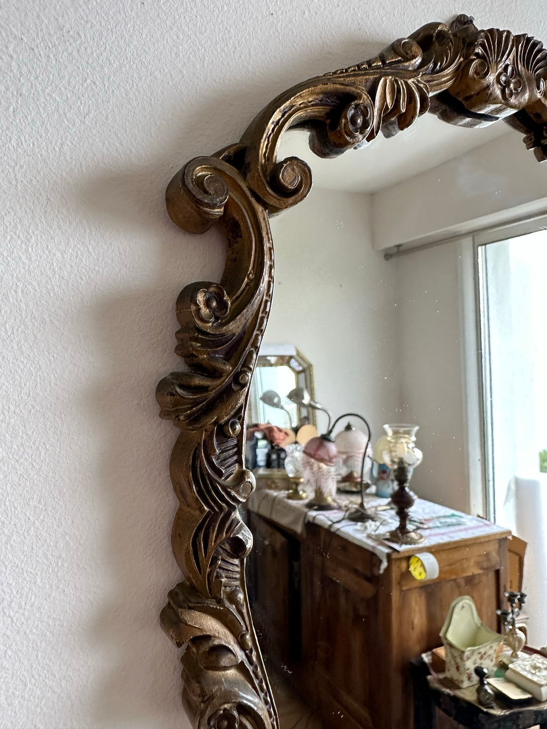 Miroir en bois et plastique doré moulures rocailles
