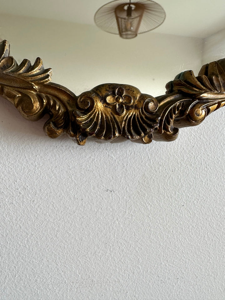 Miroir en bois et plastique doré moulures rocailles