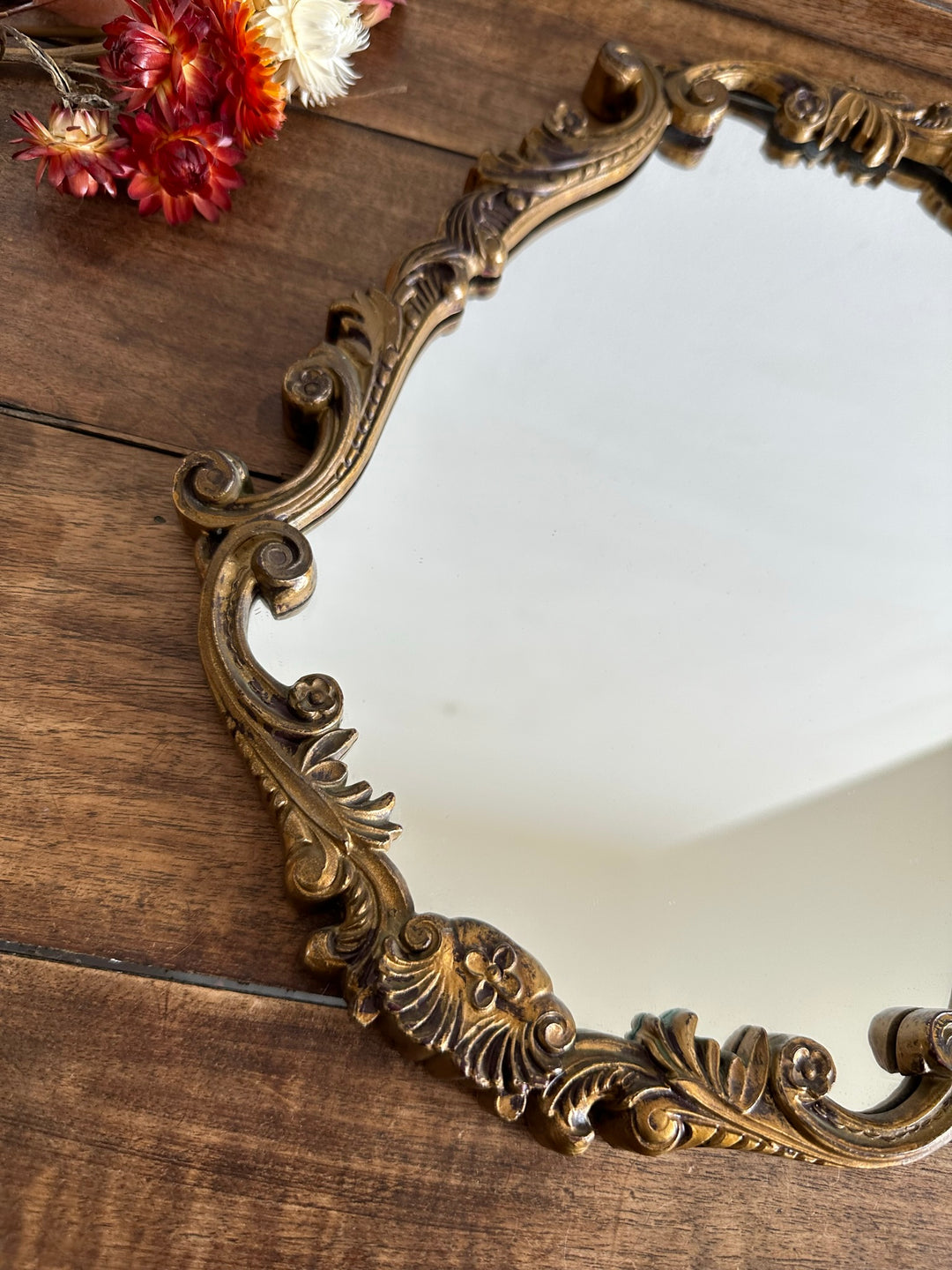Miroir en bois et plastique doré moulures rocailles