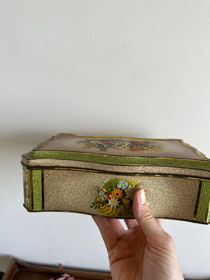 Boite en métal motifs fleurs bordures vertes