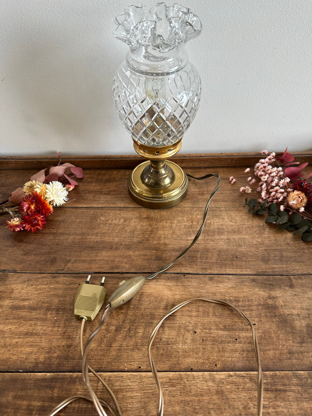 Lampe à poser socle en laiton doré globe tulipe en verre