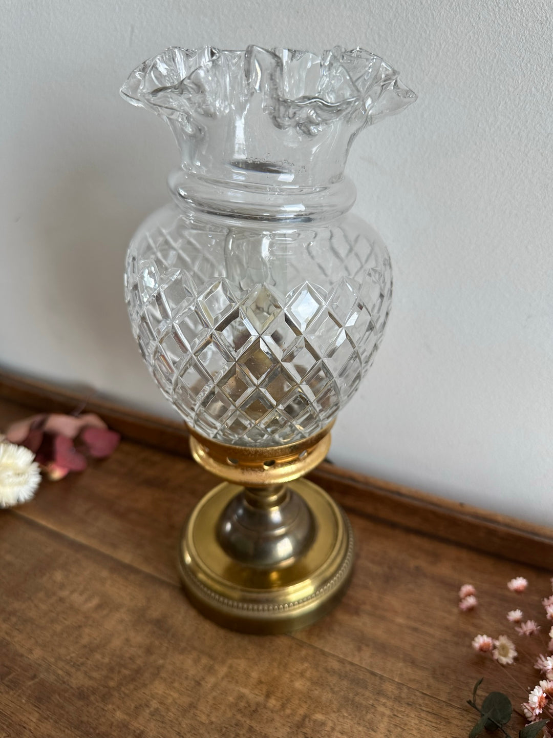 Lampe à poser socle en laiton doré globe tulipe en verre
