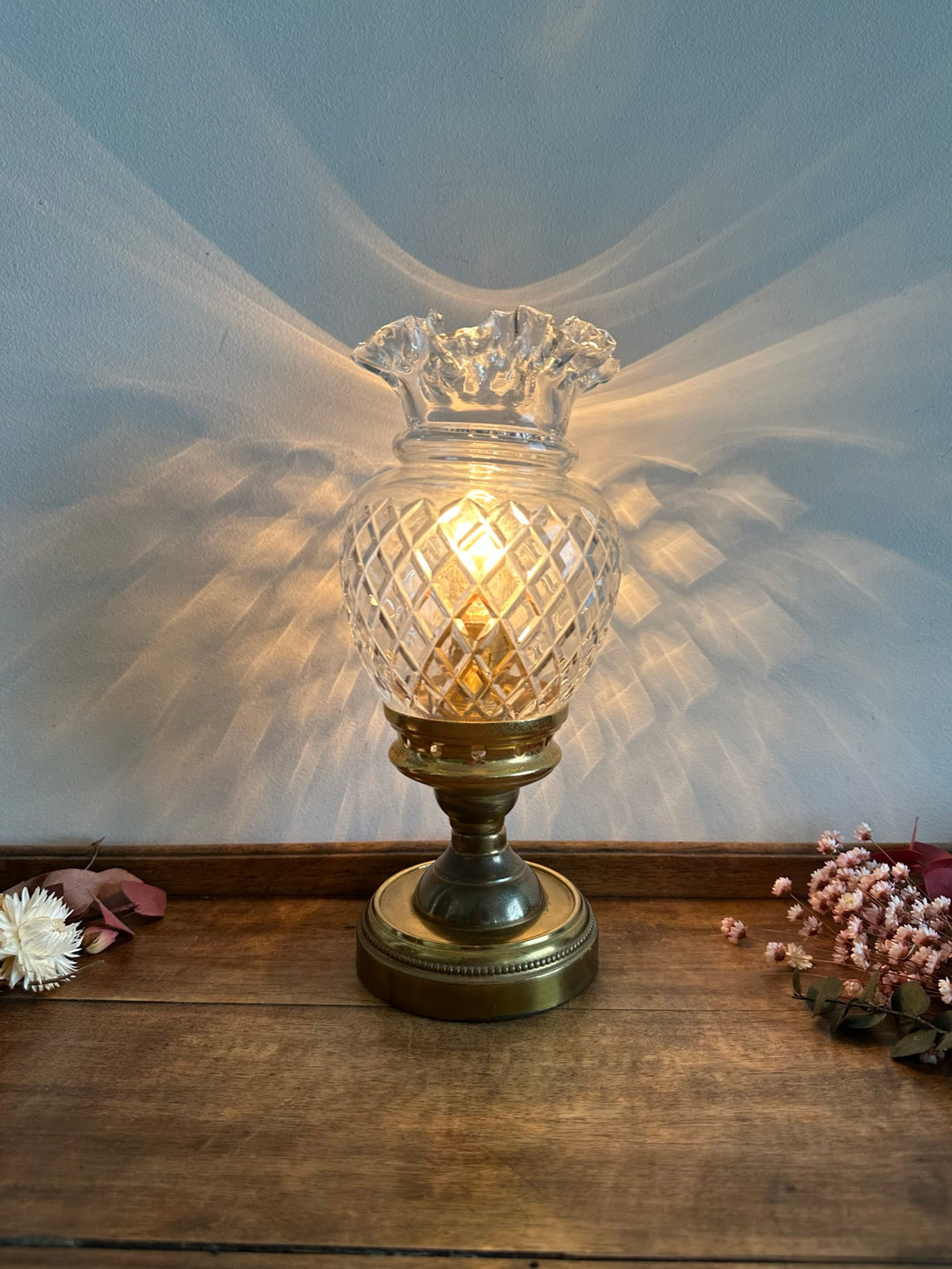 Lampe à poser socle en laiton doré globe tulipe en verre