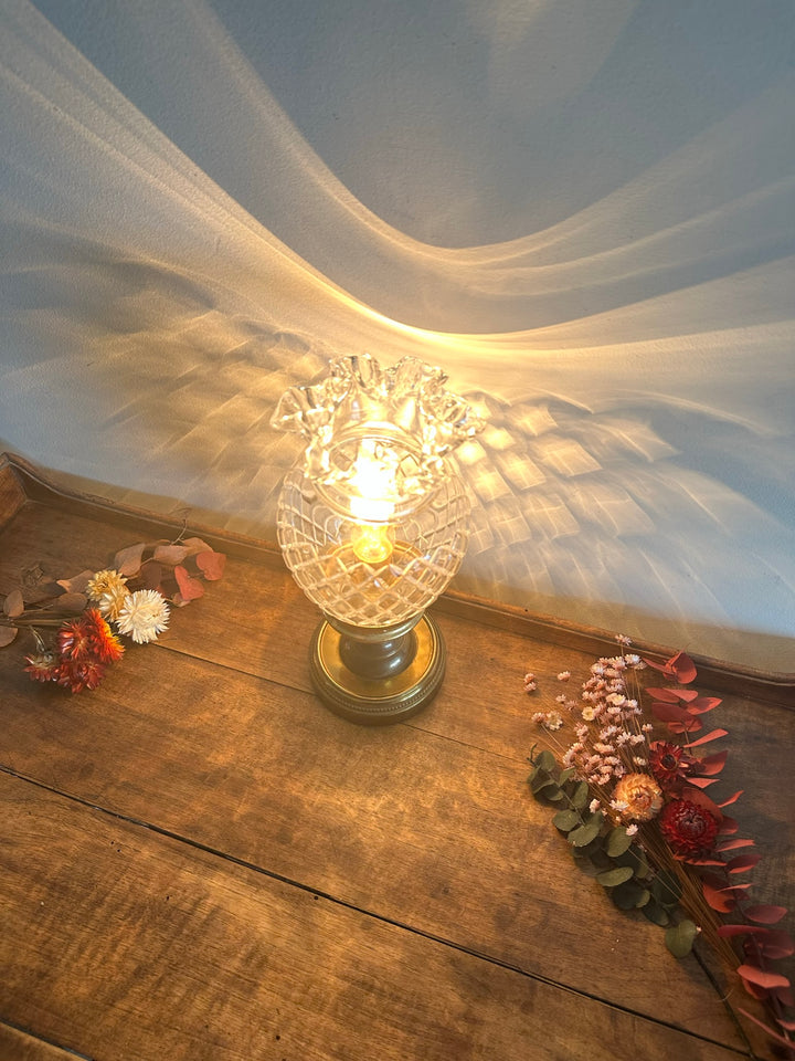 Lampe à poser socle en laiton doré globe tulipe en verre
