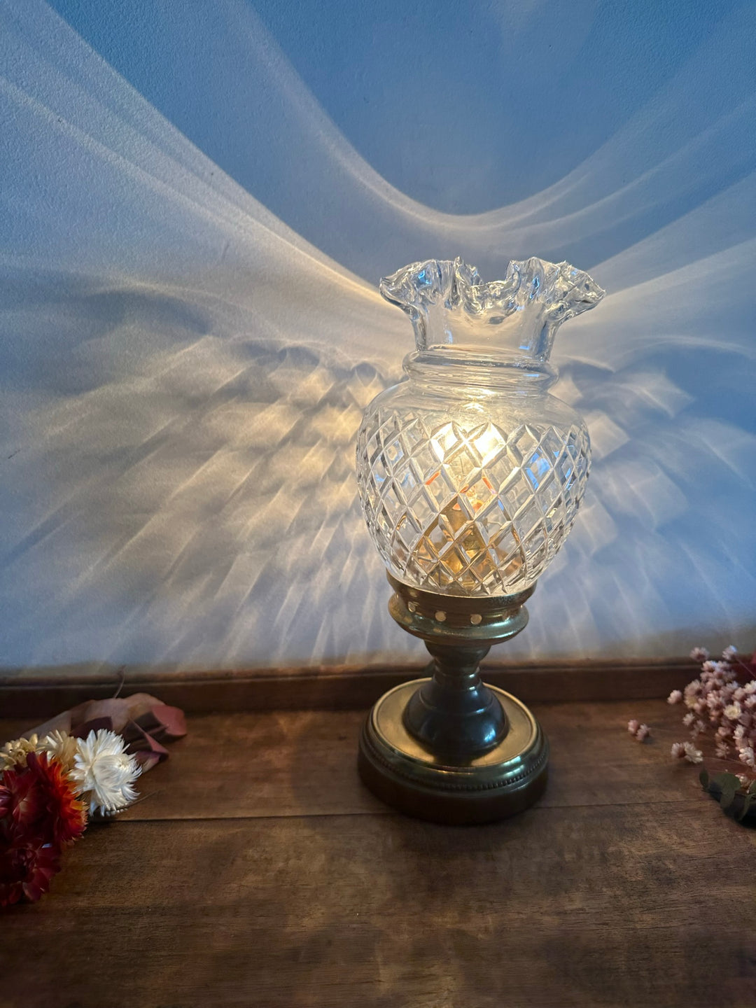 Lampe à poser socle en laiton doré globe tulipe en verre