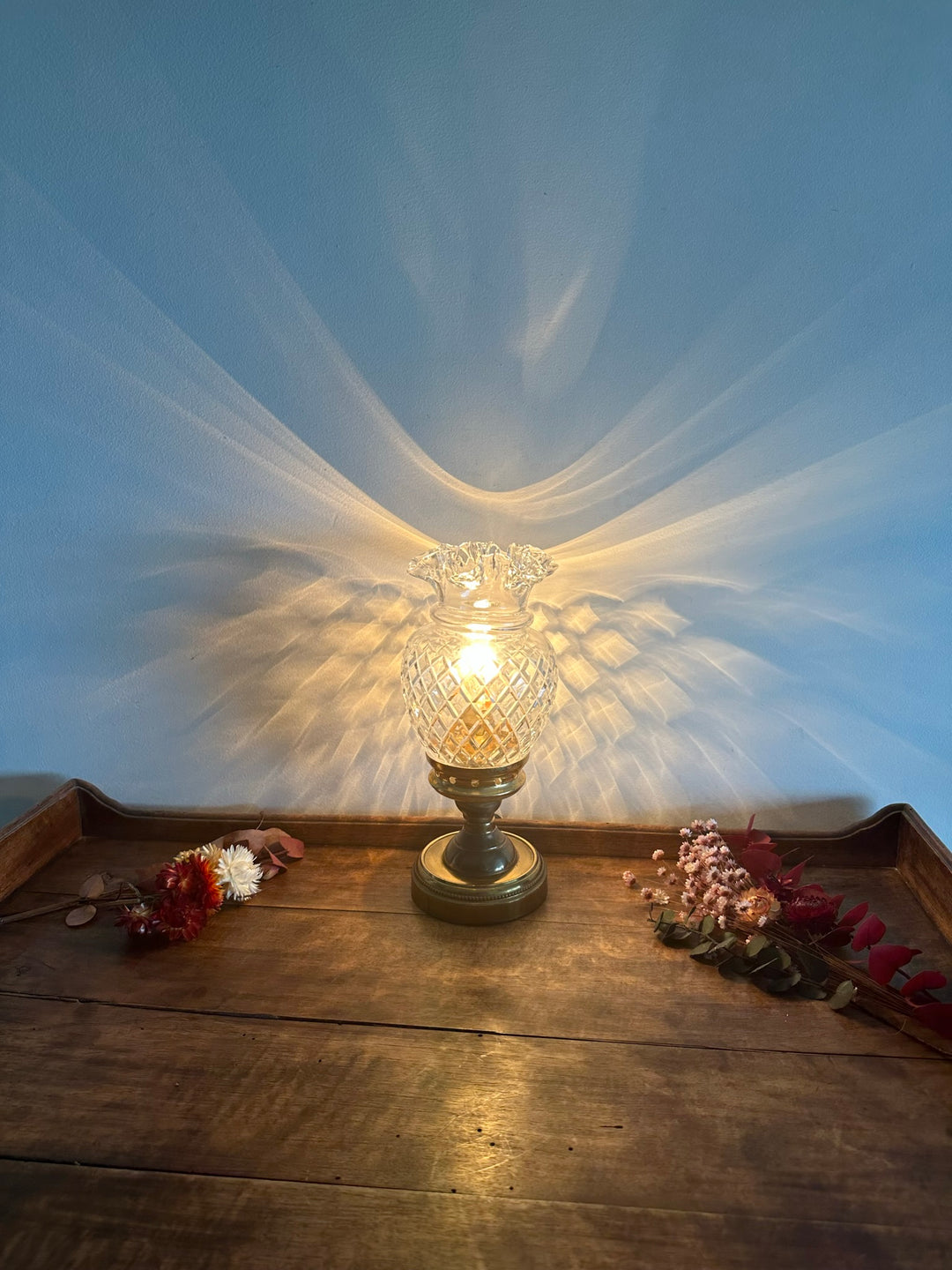 Lampe à poser socle en laiton doré globe tulipe en verre