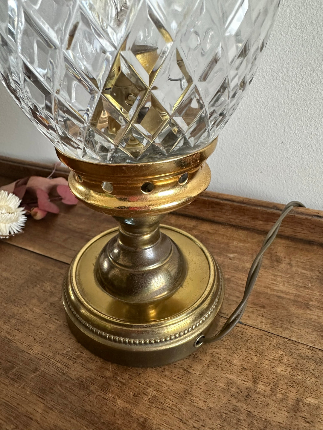 Lampe à poser socle en laiton doré globe tulipe en verre