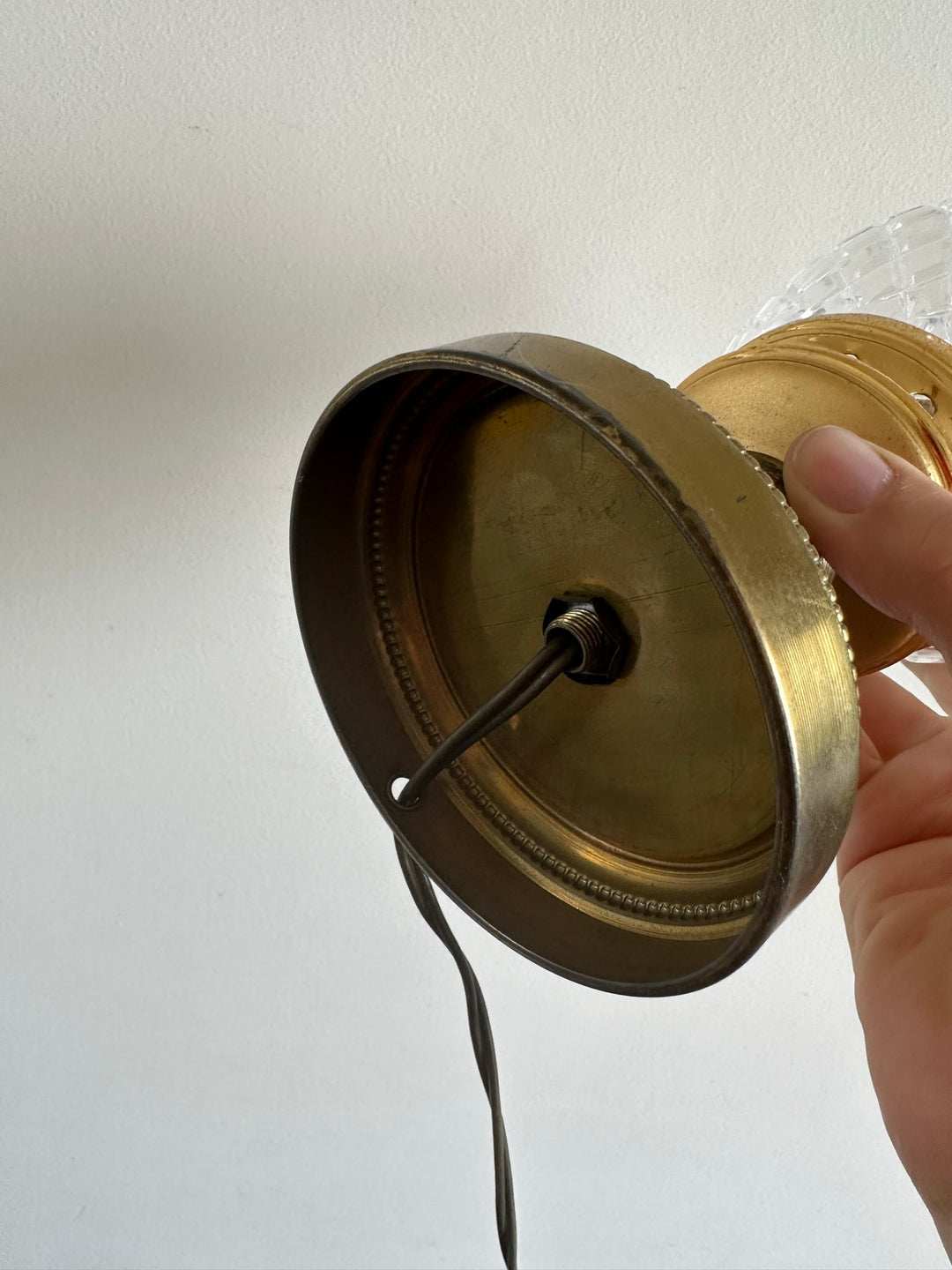 Lampe à poser socle en laiton doré globe tulipe en verre
