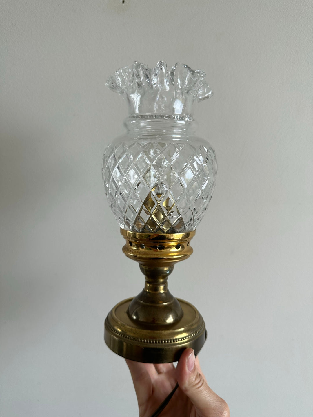 Lampe à poser socle en laiton doré globe tulipe en verre