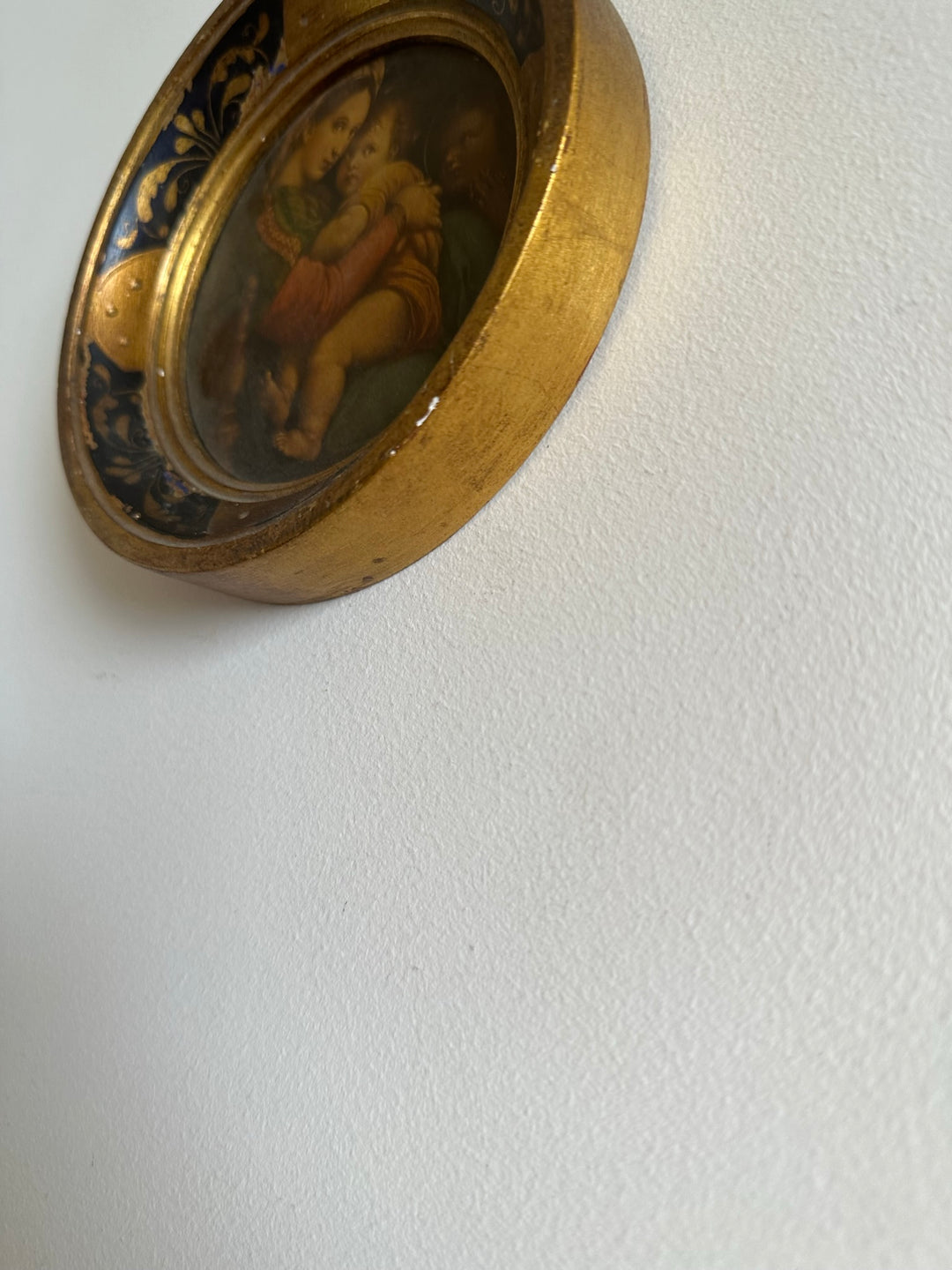 Médaillon en bois florentin rond bleu et or La Vierge à la chaise