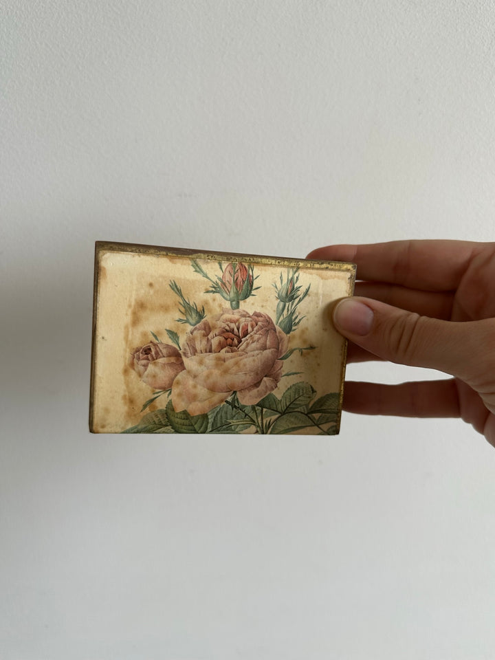 Porte serviettes en métal motif roses style Redouté
