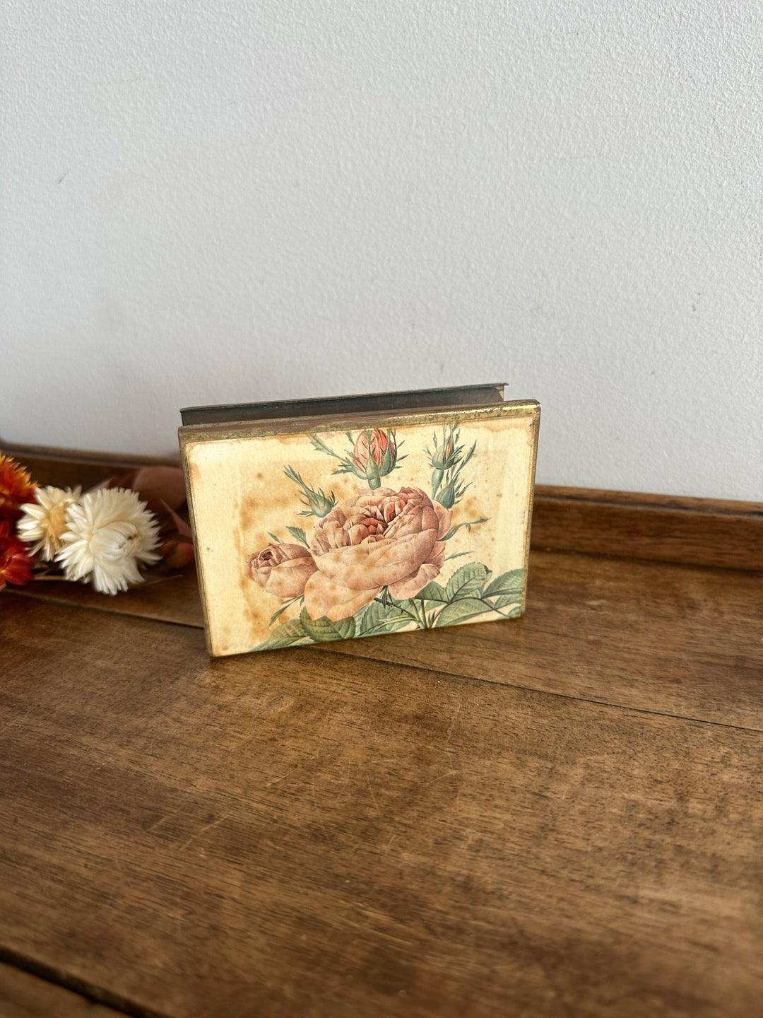 Porte serviettes en métal motif roses style Redouté